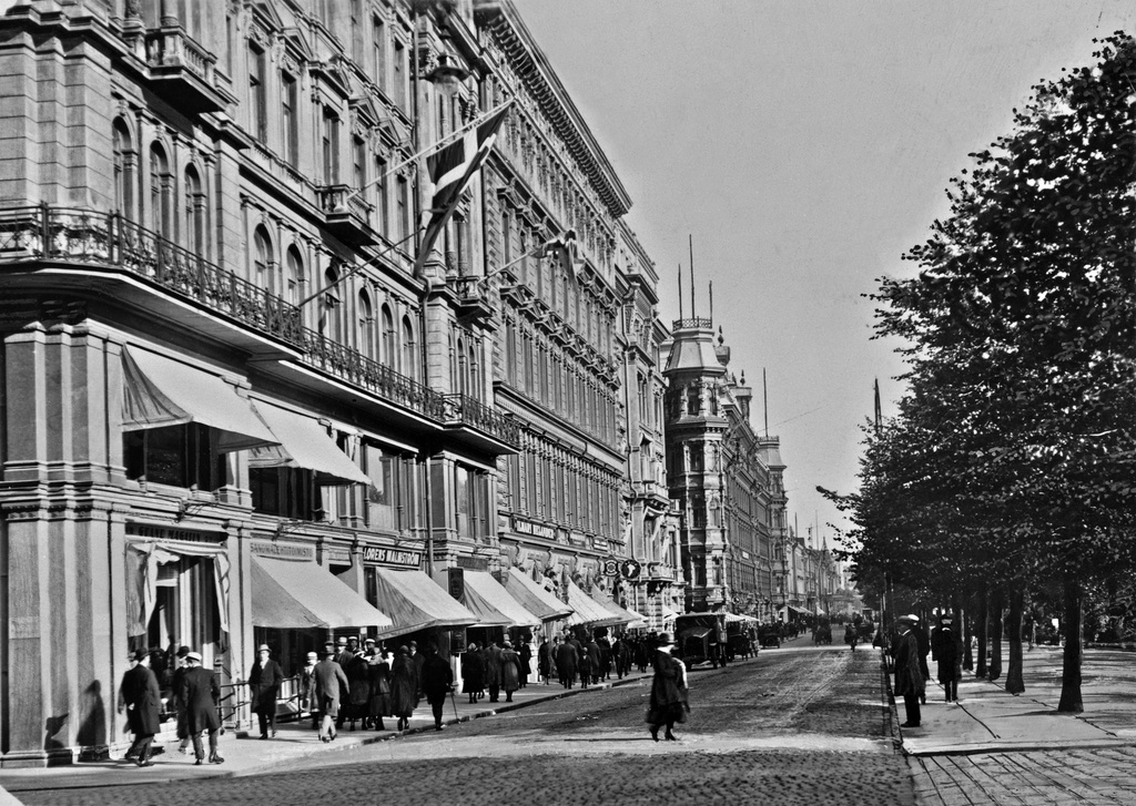 Pohjoisesplanadi 33 ja 31. Kuva otettu kadulta puiston puoleiselta reunalta