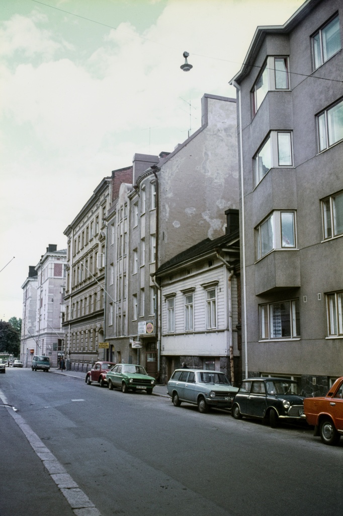 Merimiehenkatu 10 kadun puolelta.