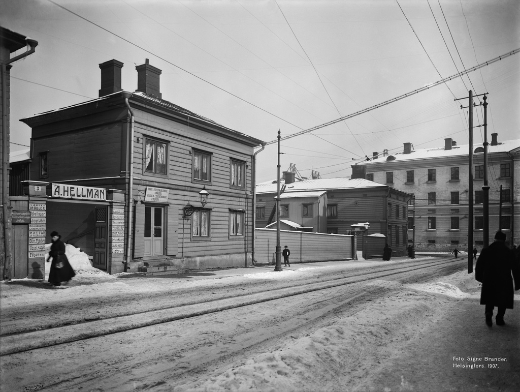 Pieni Roobertinkatu 1, 3.  Taustalla Kaartinkasarmi, Kasarmikatu 17 (1864, Lohrmann) Kaartin kasarmin kantahenkilökunnan tiloja.