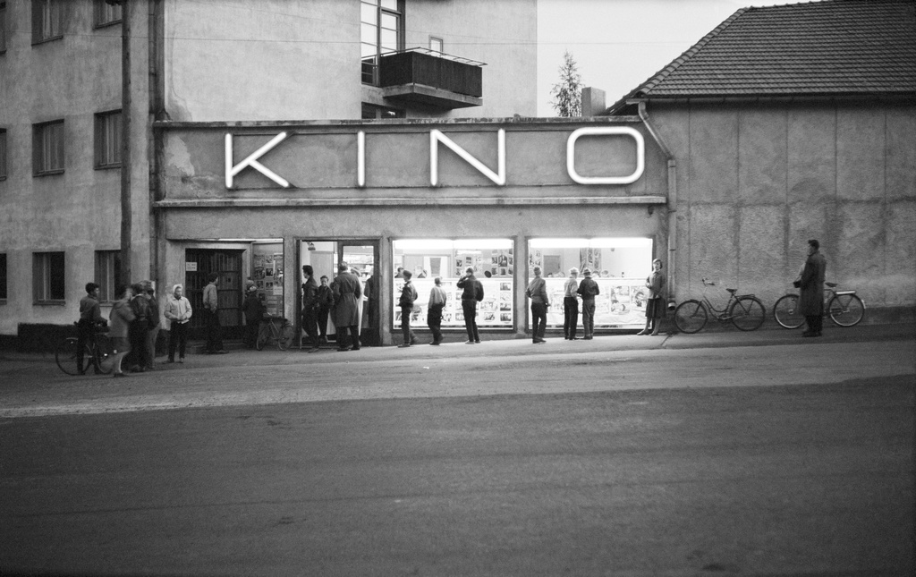 Elokuvateatteri Kino Käpylä. Pohjolankatu 38 - Kullervonkatu 20. Yleisöä elokuvateatterin ulkopuolella. Elokuvateatteri aloittanut toimintansa 1958.
