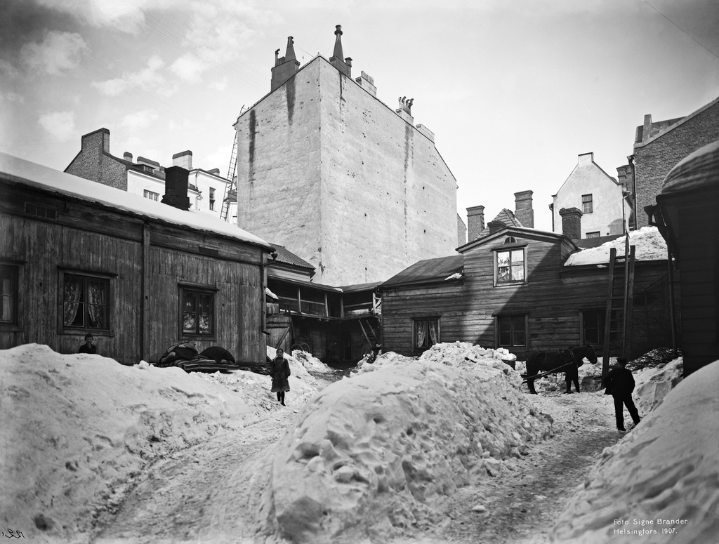 Maurinkatu 4, pihan puolelta.