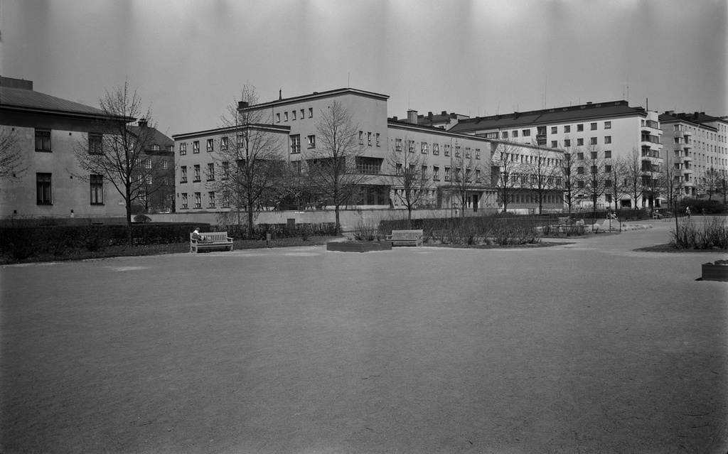 Etualalla Kirjailijanpuisto, Folkhälsanin toimitalo, Tavaststjernankatu 7
