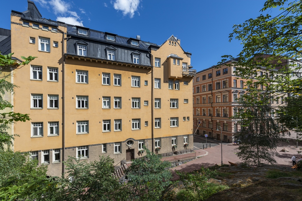 Kristianinkatu 19 - Oikokatu 13. Vilho Penttilän suunnittelema rakennus vuodelta 1903.