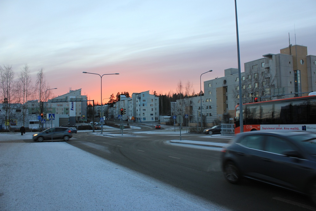 Vuosaaren Rastila talvella auringonlaskun aikaan. Rastilan metroaseman ja torin välisellä alueella. Vasemmalla S-market.