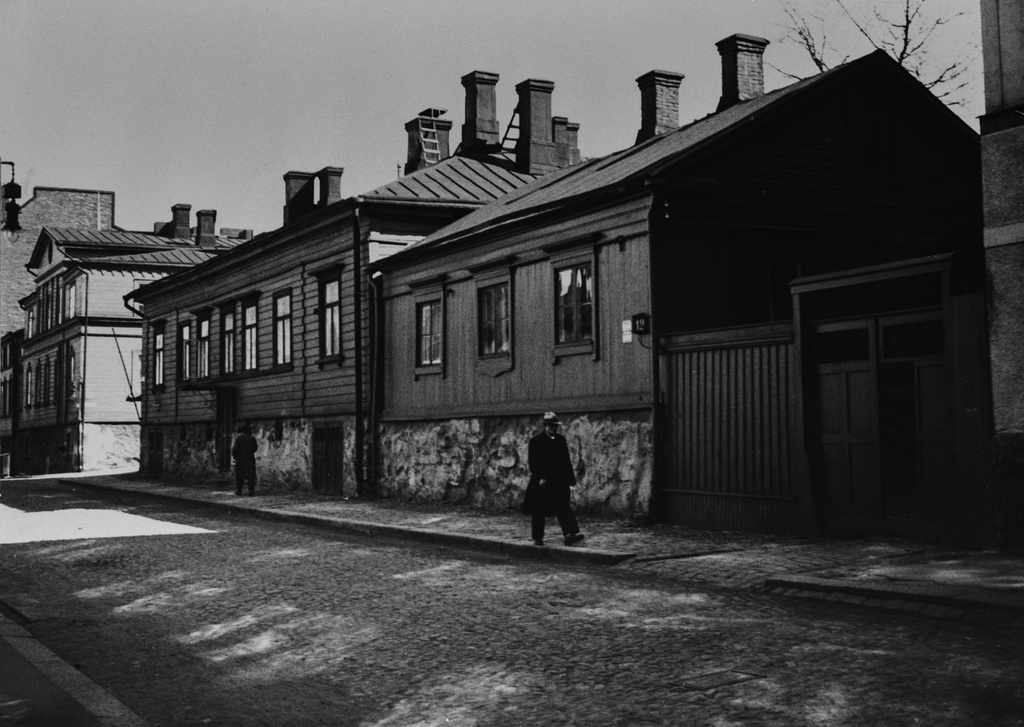 Kristianinkatu 12 (oikealla)  ja 10.