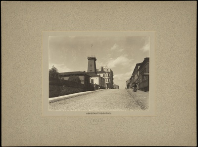 Konstantininkatu (=Meritullinkatu) 12b, 14, 9, 11. Pohjoinen palotorni. Vasemmalla portin luona kaksi miestä ja ryhmä lapsia.  similar photo
