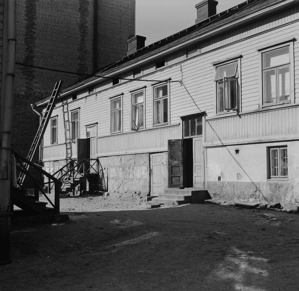 Neljäs linja 24, pihakuva.
