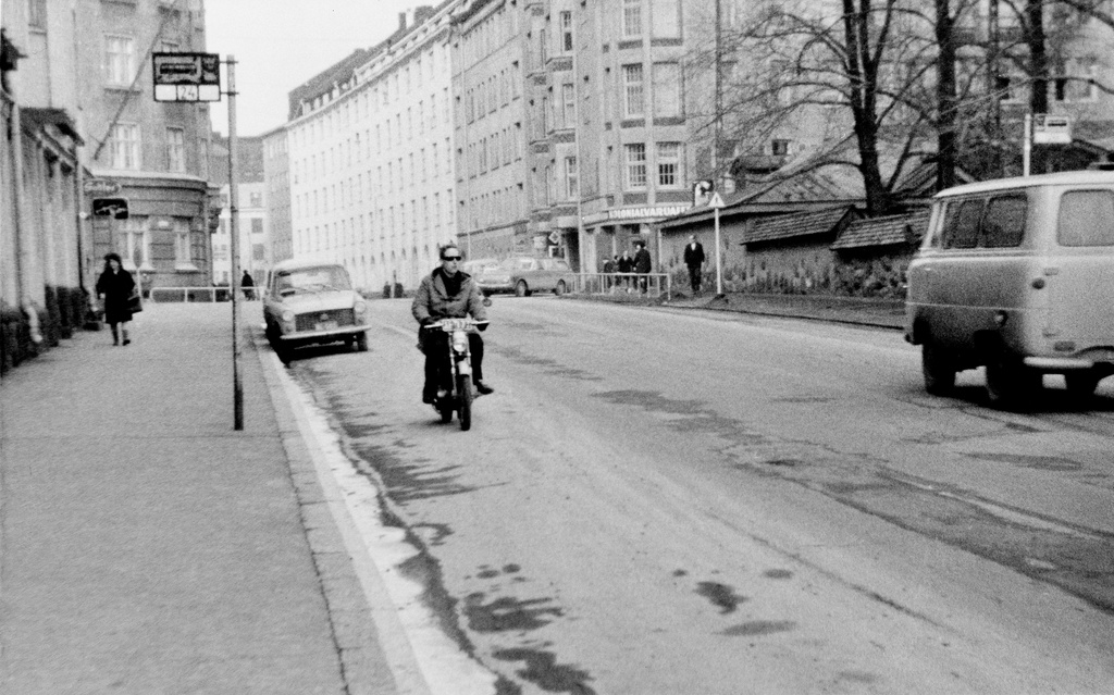 "Rofa" Töölönkadulla ajelemassa korttelia ympäri Yamaha-luxy moottoripyörällä.