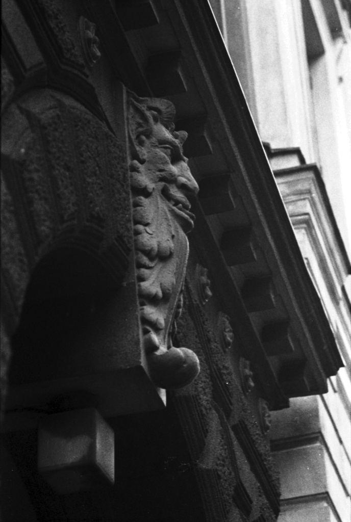 Kirkkokatu 2. Pirunpää-koriste Standertskjöldin talon porttikäytävän päällä Kirkkokatu 2:n julkisivussa.