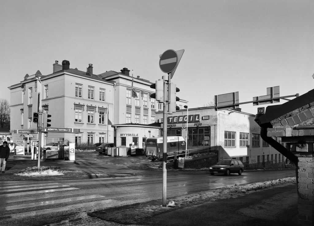 Oy Teboil Ab:n huoltoasema, Hämeentie 55. Taustalla Helenan vanhainkoti.