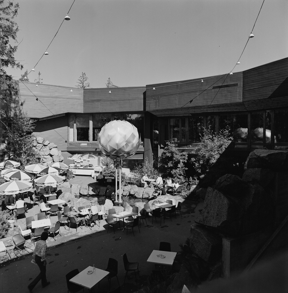 Ravintola Dipolin ulkoilmaterassi Teknillisen korkeakoulun ylioppilaskunnan ylioppilastalo Dipolissa