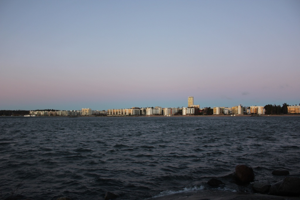 Panoraama Aurinkolahdesta kuvattuna vastakkaiselta rannalta Nuottaniemen kärjestä.