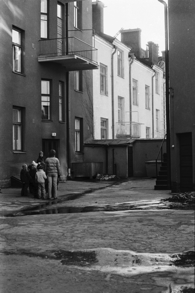 Luotsikatu 18. Vironniemen päiväkodin lapsia ja aikuisia Luotsikatu 18:n pihalla.