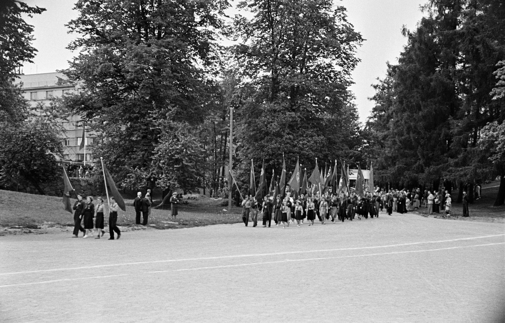 Rauhanmarssi kääntymässä Mannerheimintieltä Hakasalmen puistoon.