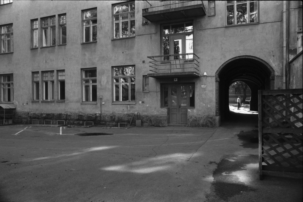 Rauhankatu 13. Rauhankatu 13:n piha, näkymä kadun suuntaan. Oikealla sisäänkäynti B-portaaseen sekä porttikonki.