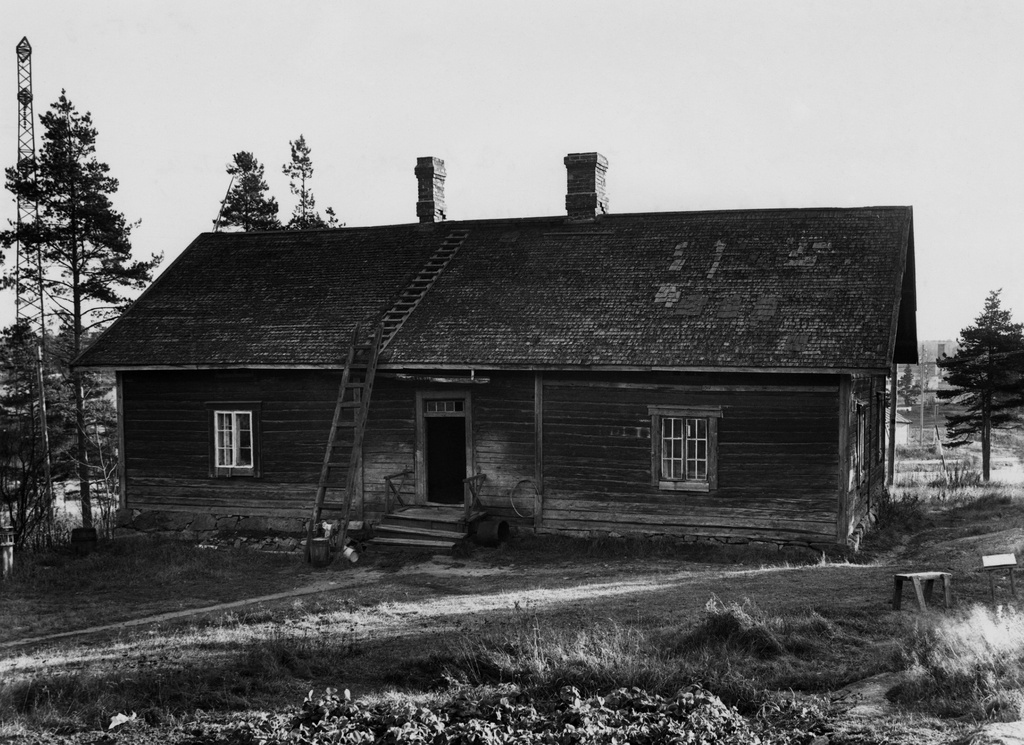 Hirvitie 4, Herttoniemi.  Herttoniemen kartanon vanha Riitamäki -niminen rakennus pihan puolelta nähtynä. Rakennus on purettu.