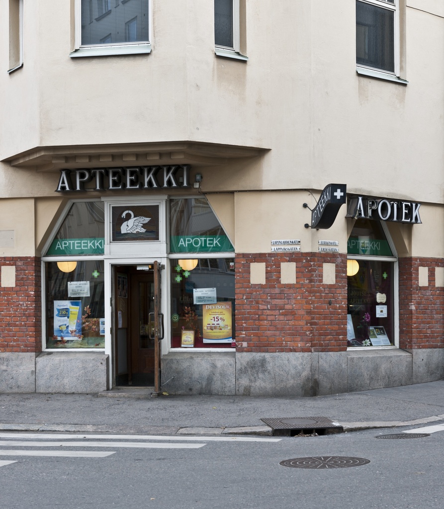Joutsen apteekki, Lapinlahdenkatu 1a - Eerikinkatu 19. Suunnittelija Selim A. Lindqvist, 1912.