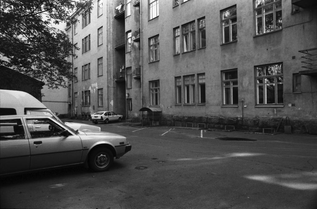 Rauhankatu 13. Näkymä Rauhankatu 13:n pihalta.