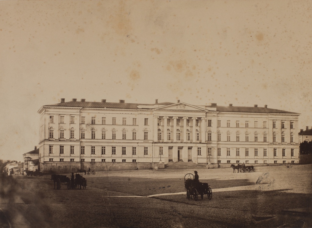 Aleksanterin yliopisto (Helsingin yliopisto) Senaatintorin länsireunalla, rakennuksessa alkuperäiset ikkunat