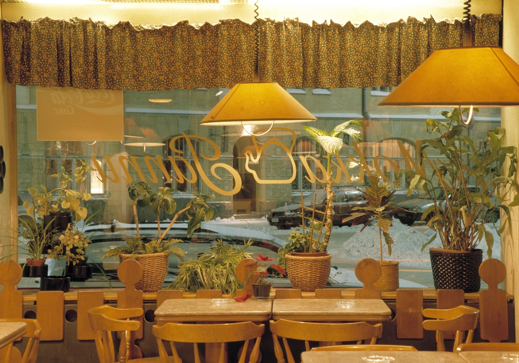 Cafe Mokka Pannun sisustusta ja  näkymä ikkunasta kadulle, Kapteeninkatu 7, Ullanlinna.