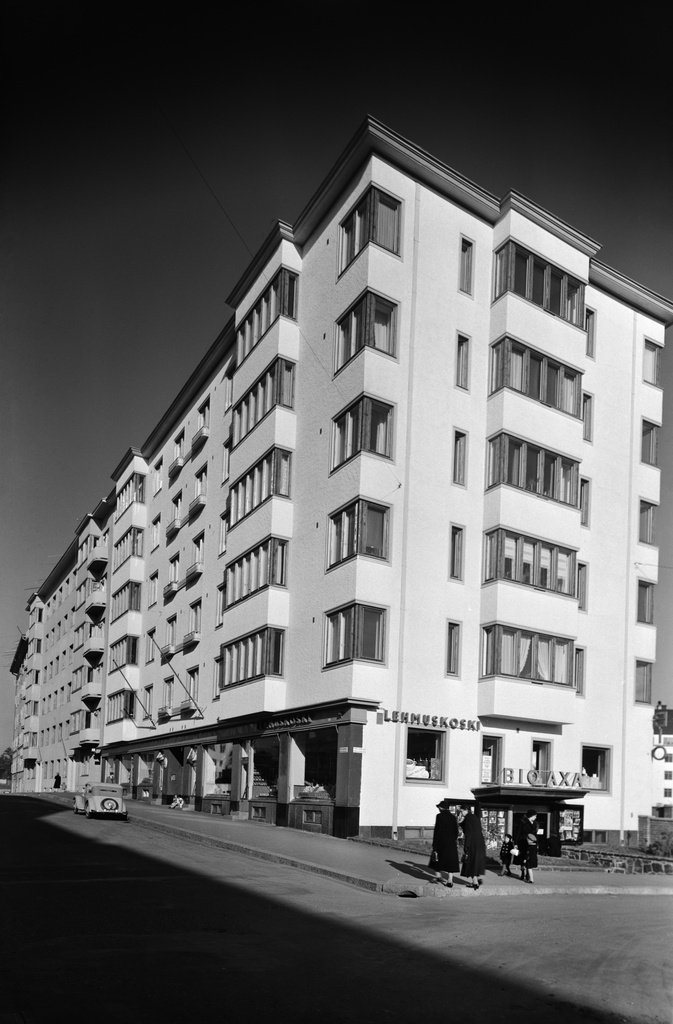 Kulmatalo Nordenskiöldinkatu 3a ja 3b sekä Minna Canthin katu 13. Minna Canthin kadun puolella elokuvateatteri Bio Axan sisäänkäynti