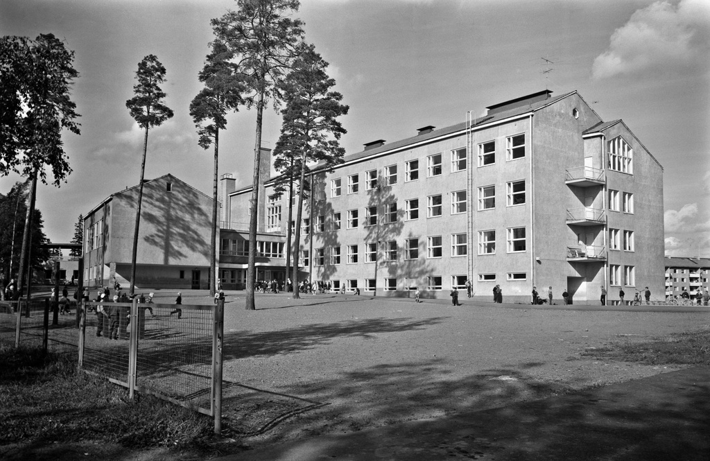 Maunulan kansakoulu, oppilaita pihalla välitunnilla.