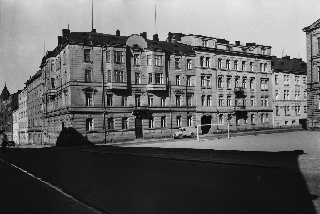 Bernhardinkatu 7, 5, 3. Bernhardinkadun ja Fabianinkadun kulma (Bernhardinkatu 7 - Fabianinkatu 3).