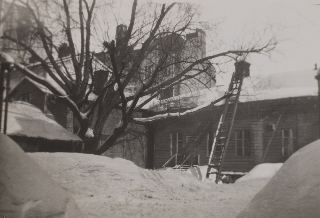 Talvinen sisäpihanäkymä Yrjönkatu 36. pihapiiristä