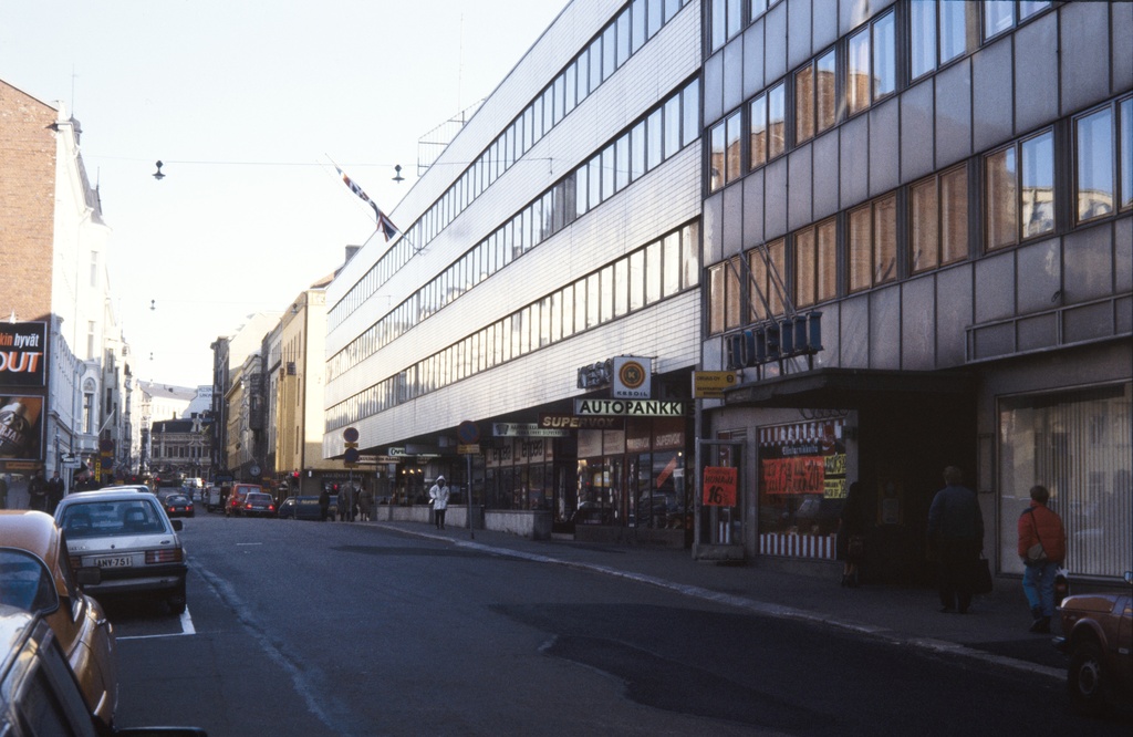 Uudenmaakatu 16. Asemakaavan sallima kolmen tontin yhdistäminen. Esimerkki kaupungin keskustassa 1960-luvulla yleistyneestä vanhojen rakennusten purkamisesta ja uudisrakennusten rakentamisesta halvempana vaihtoehtona korjaamiselle. Kuvassa ensimmäinen rakennus oikealla Uudenmaankatu 24.