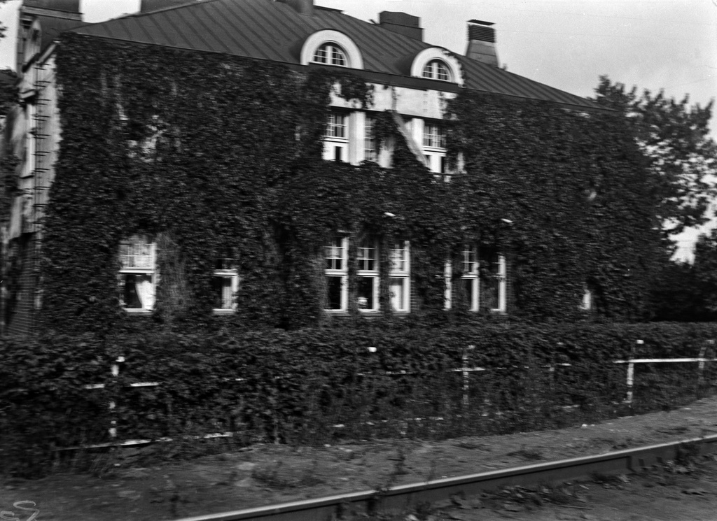 Pääskylänkatu 15. -  Sörnäisten rantatie 22. Kaasutehtaan insinöörien asuintalo.