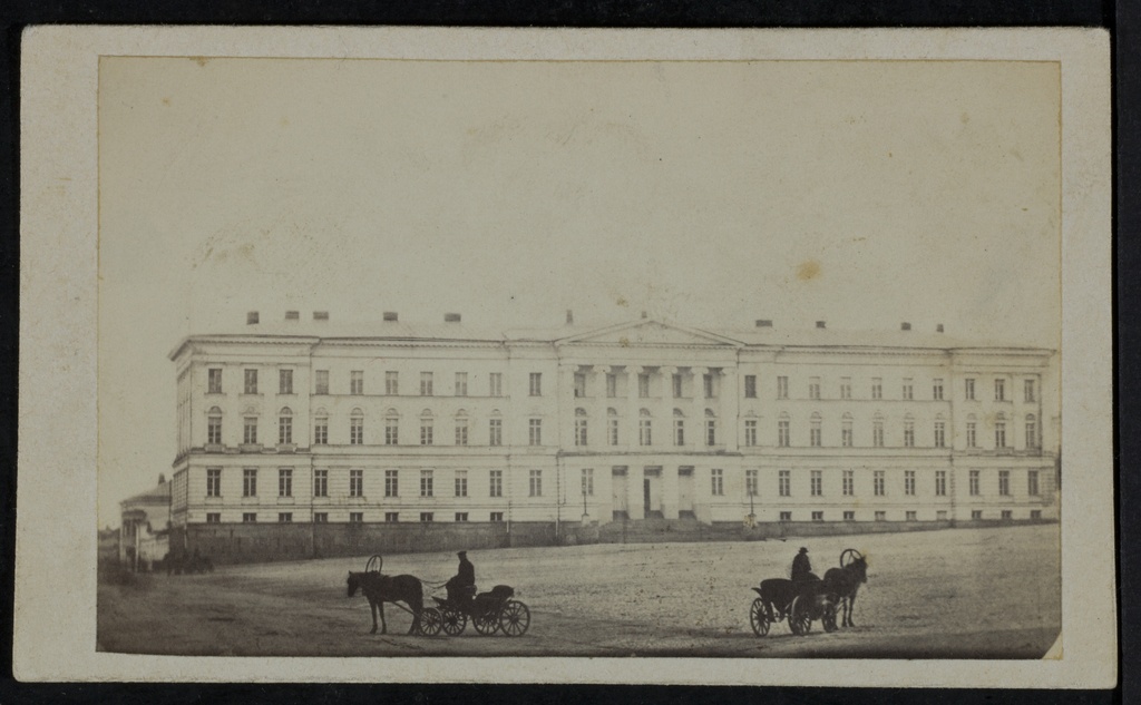 Aleksanterin yliopisto (Helsingin yliopisto) Senaatintorin länsireunalla, rakennuksessa alkuperäiset ikkunat