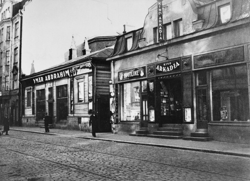 Iso Roobertinkatu 28, 30. Elokuvateatteri Kino Arkadia, Muotiliike sekä liike Ymär Abdrahim.