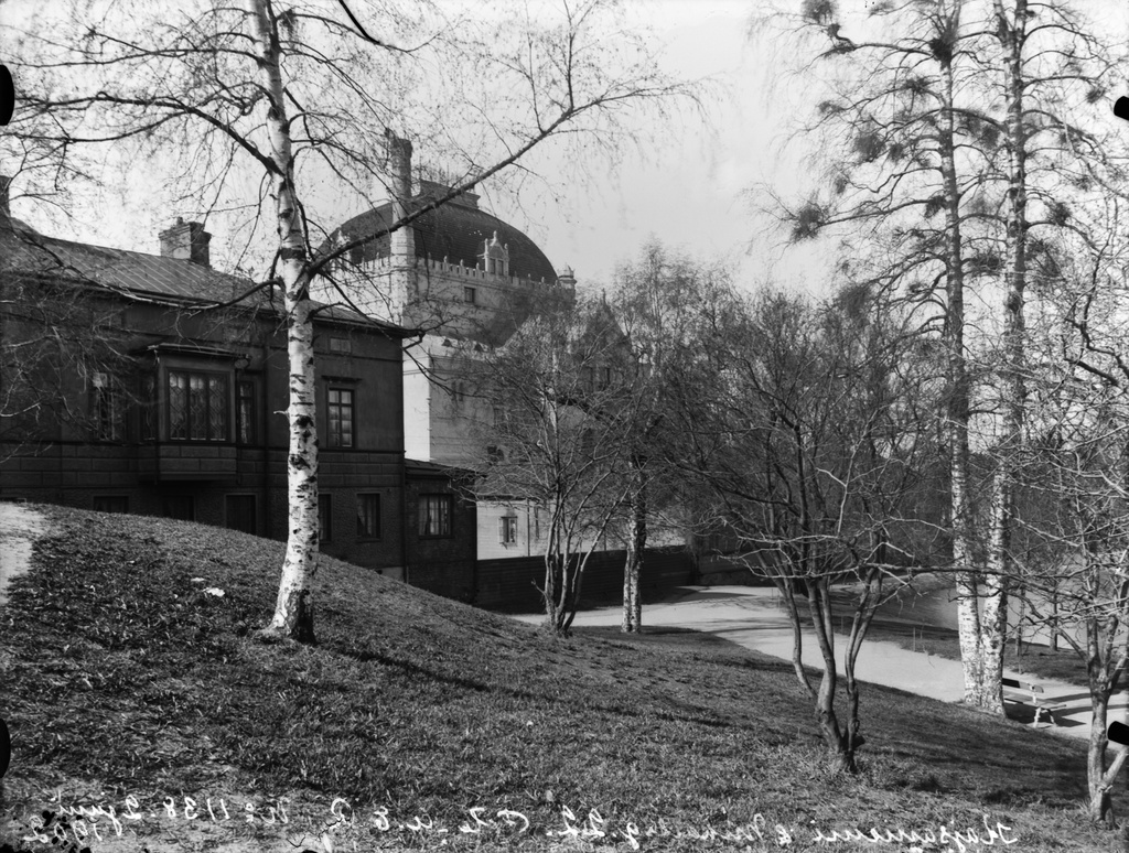 Kaisaniemen puisto, vasemmalla Mikonkatu 22 ja taustalla vasemmalla Kansallisteatteri, oikealla joutsenlampi.
