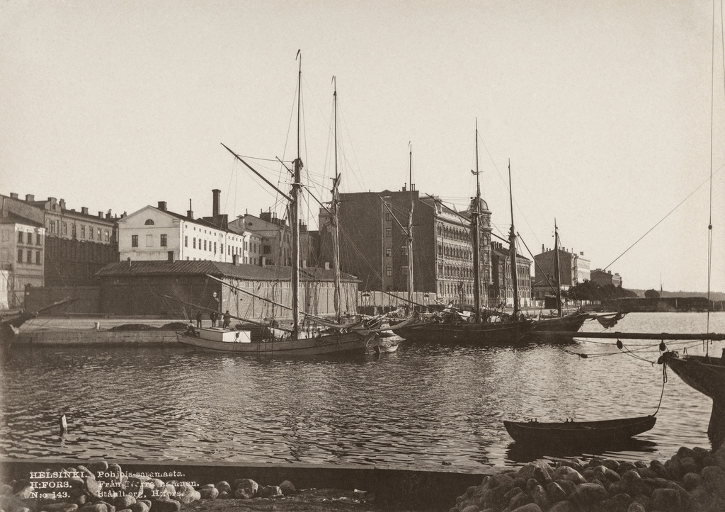 Pohjoissatama, taustalla Pohjoisranta 2, 4, 6. Kuvassa myös kaljaasi "Lintu".