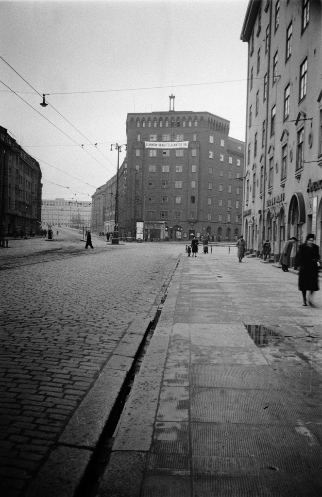Näkymä Runeberginkadulta Caloniuksenkadun risteykseen