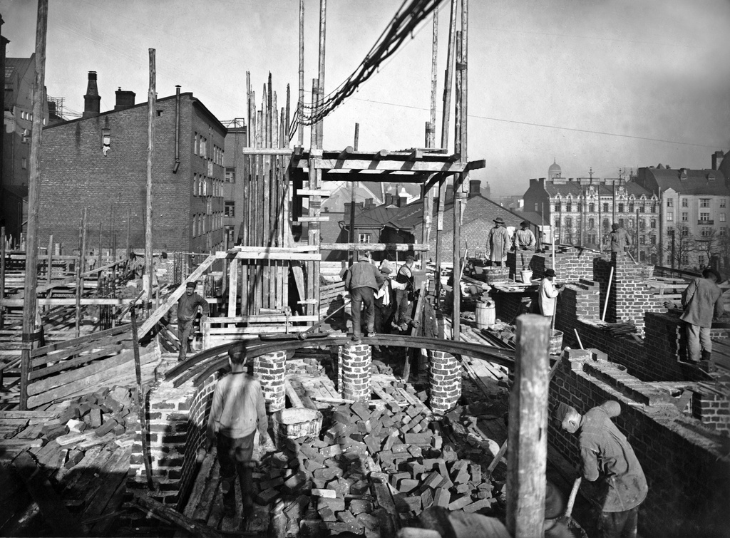 Helsingin kaupungin sähkölaitoksen hallintorakennuksen ja Kasarmitorin sähköaseman rakennustyömaa, Pieni Roobertinkatu 1 - Kasarmikatu 30 - 32. Muurarit työssä