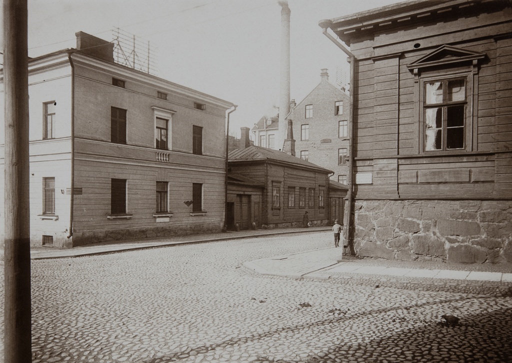 Hallituskatu 8 (nykyisin Yliopistonkatu 4) nähtynä Fabianinkadun kulmasta Mikonkatua kohti.