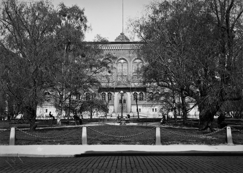 Ritarihuone ja Ritaritalon puistikko.