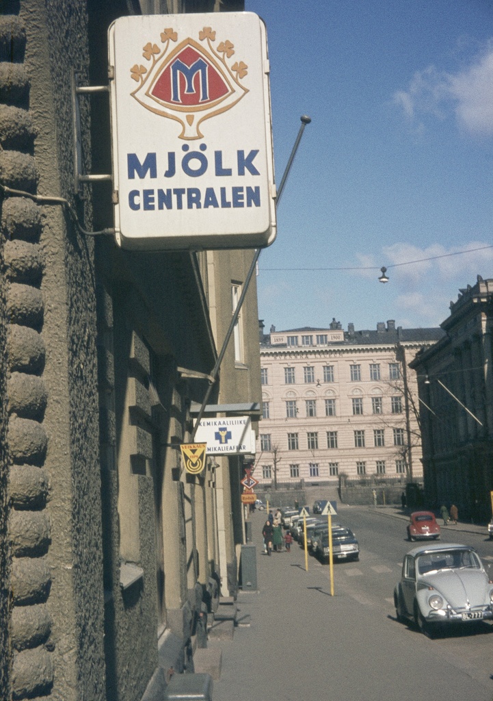 Maitokeskuksen (Mjölkcentralen) mainoskyltti, Mariankatu 24.