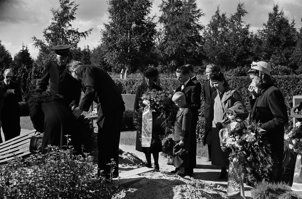 Pohjoinen hautausmaa (= Malmin hautausmaa). Saattoväki seuraa kaksivuotiaan Paavo Skarinin haudan peittämistä.