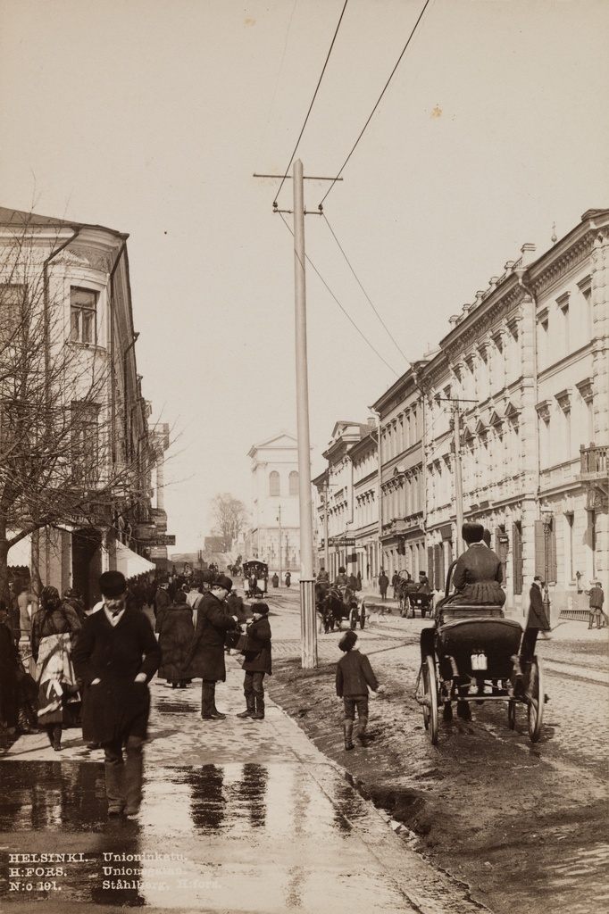 Hevosajureita, jalankulkijoita ja hevosraitiovaunu Unioninkadulla, vasemmalla Kappeliesplanadi.