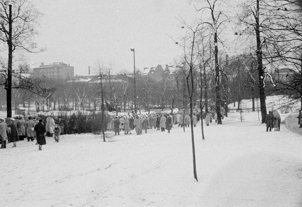 Työväen vappujuhla lumi- ja räntäsateessa Kaisaniemen kentällä 1957.