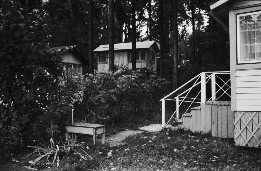 Mökkejä syksyisellä Kivinokan kesämaja-alueella Kulosaaressa.