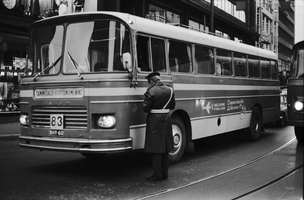 Poliisi Tammelundin Liikenne Oy:n bussi 83 (Tammisalo-Herttoniemi-H:ki) vieressä Kaisaniemenkatu 6 edessä.