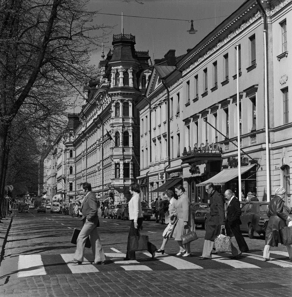 Jalankulkijoita ylittämässä suojatietä Pohjoisesplanadilla