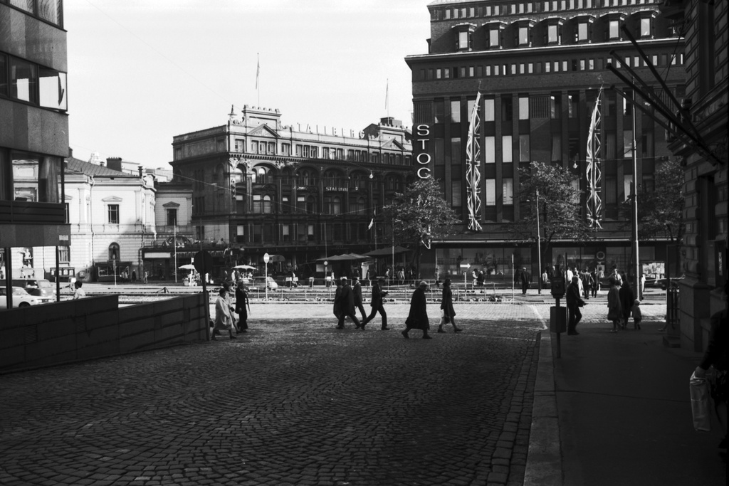 Mannerheimintie 1, 3. Aleksanterinkatu 23. Jalankulkijoita ylittämässä Kalevankatua Mannerheimintien kulmassa