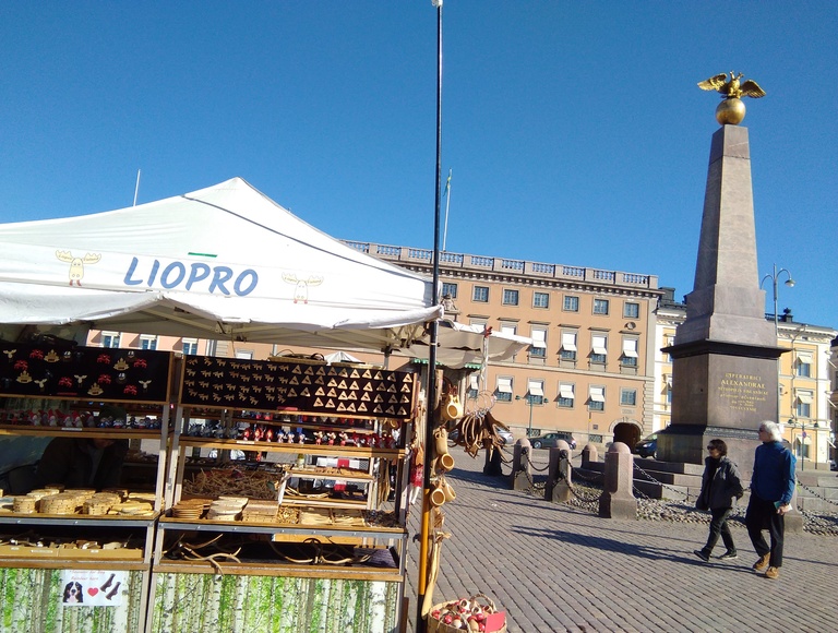Venäläisiä jäätelökauppiaita Kauppatorilla rephoto