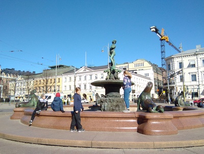 Havis Amanda -suihkukaivo Kauppatorilla paljastustilaisuuden jälkeen rephoto