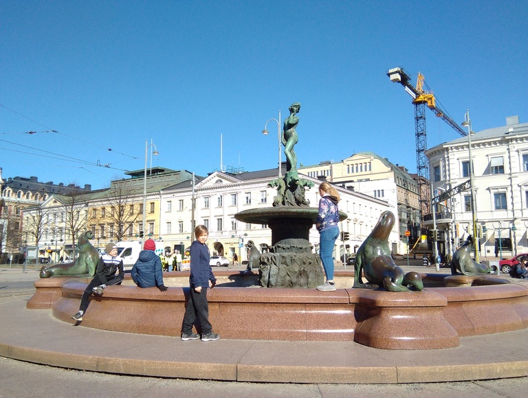 Havis Amanda -suihkukaivo Kauppatorilla paljastustilaisuuden jälkeen rephoto