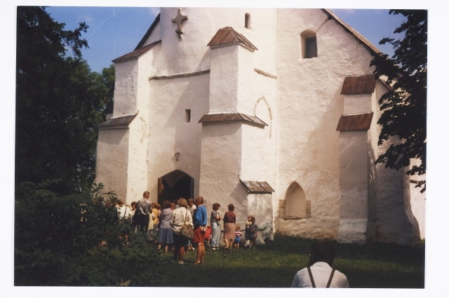 People in Padise County in front of the Church of Harju-Risti